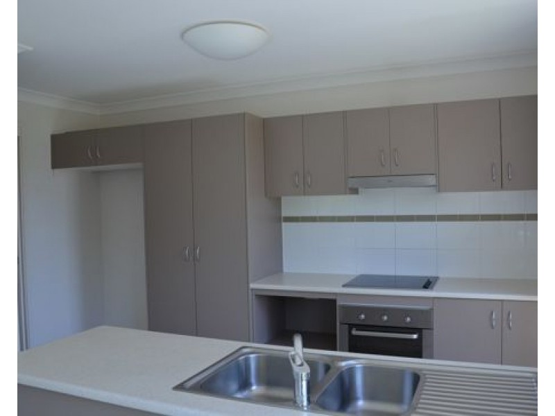 8/2 Toohey street, Pacific Pines QLD 4211