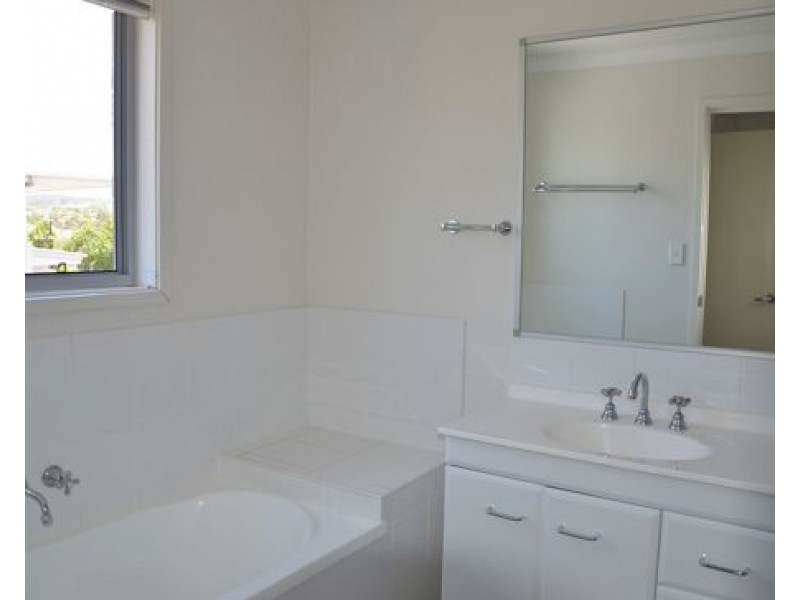 8/2 Toohey street, Pacific Pines QLD 4211