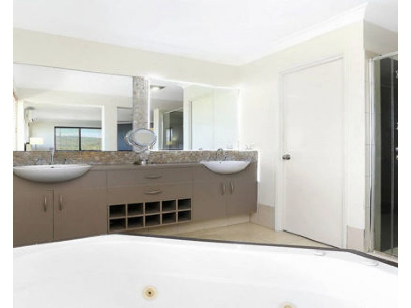 20 Wellers street, Pacific Pines QLD 4211