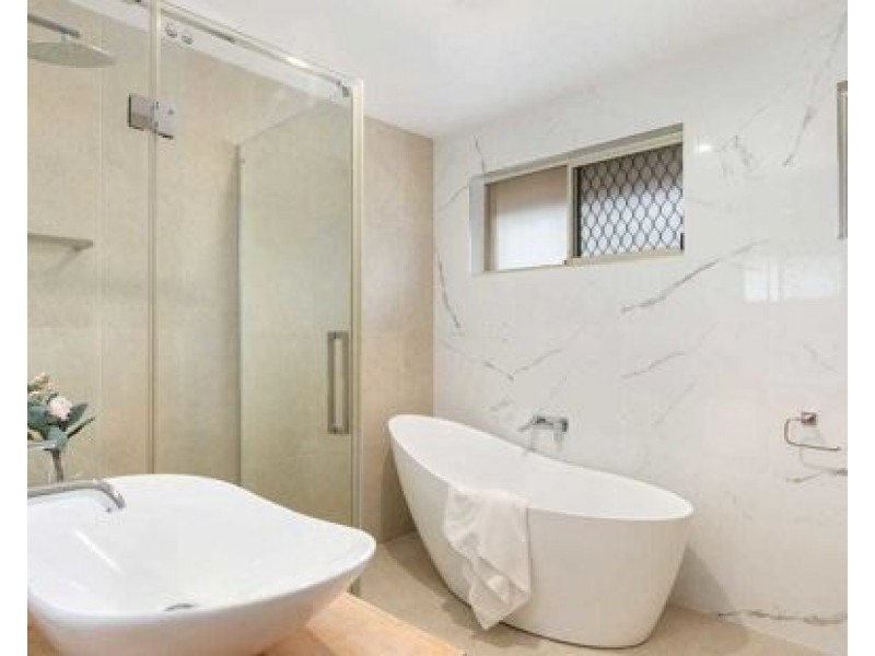 3 Reef Court, Mermaid Waters QLD 4218