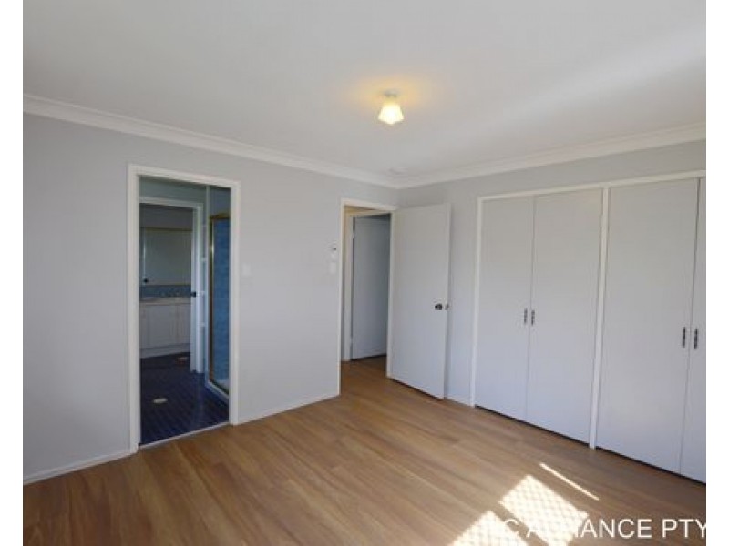 28 Parkroyal Cres, Regents Park QLD 4118