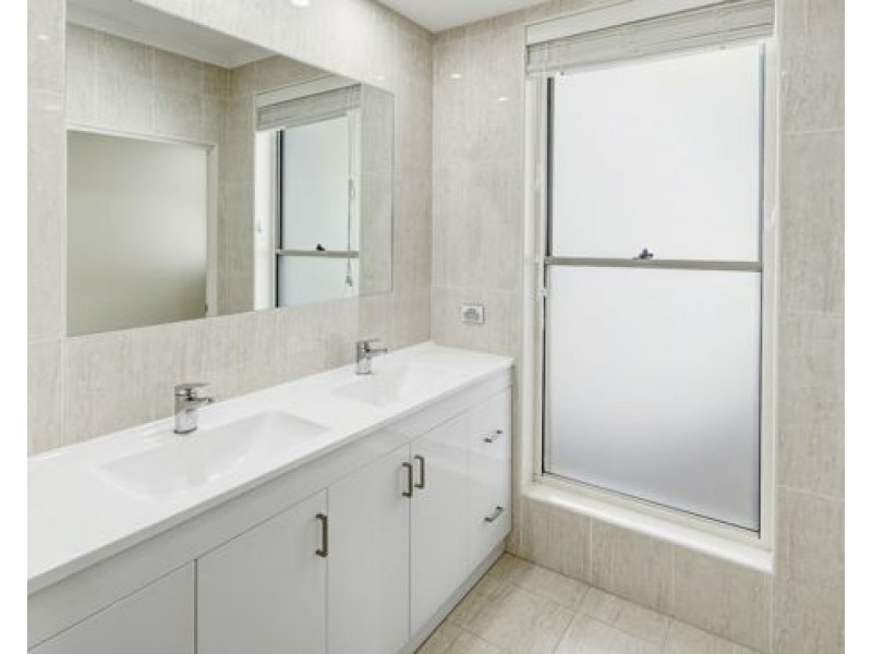 2220 Taromeo Court, Hope Island QLD 4212