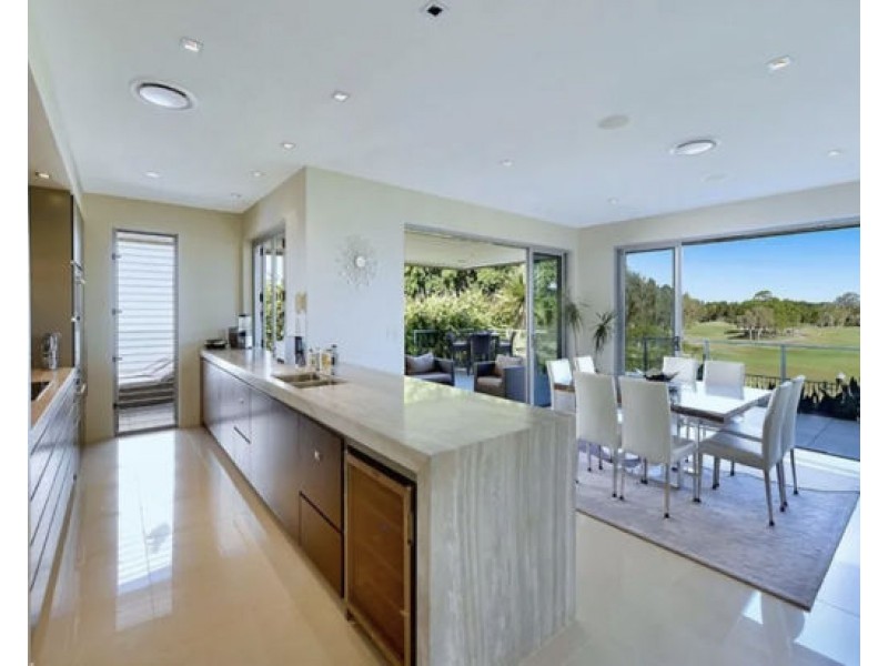 2004 THE BOULEVARDE, Benowa QLD 4217