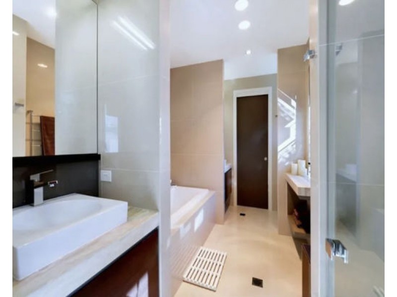 2004 THE BOULEVARDE, Benowa QLD 4217