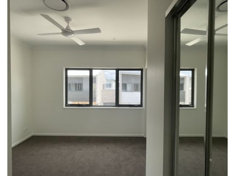 15/191-197 Marina Quays Boulevard in Hope Island, Hope Island QLD 4212