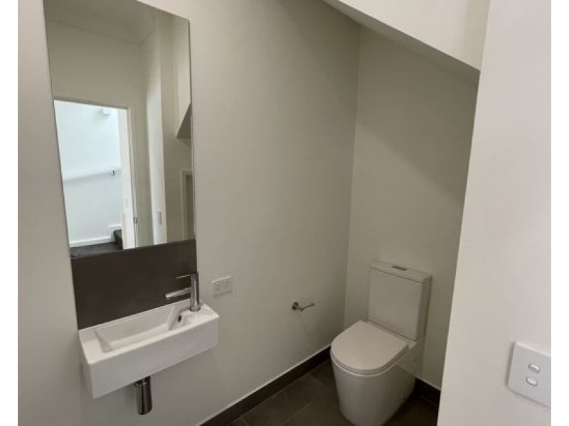 15/191-197 Marina Quays Boulevard in Hope Island, Hope Island QLD 4212