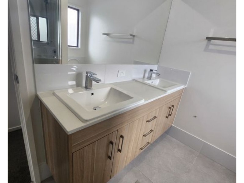 31 SAMFORD DRIVE,, Holmview QLD 4207