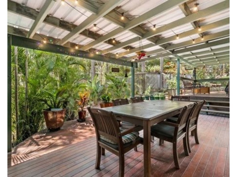 9 fawkner st, Chapel Hill QLD 4069