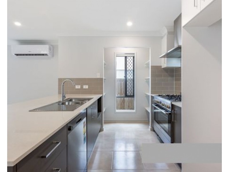 7 Midnight Cres, Spring Mountain QLD 4124