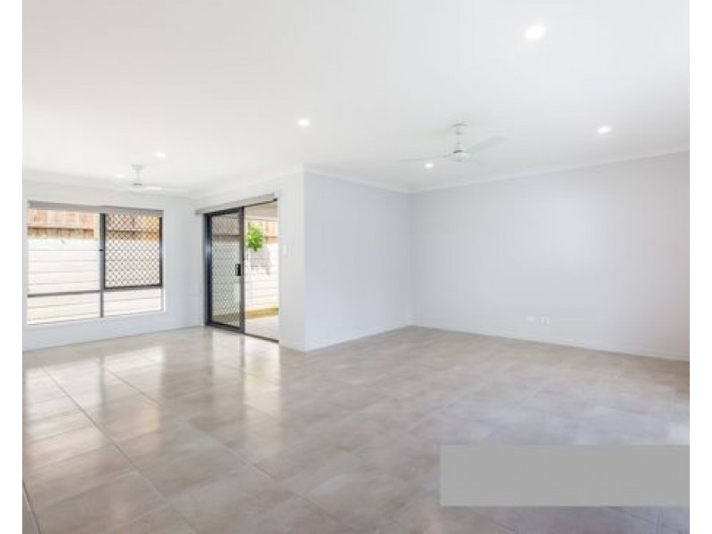 7 Midnight Cres, Spring Mountain QLD 4124