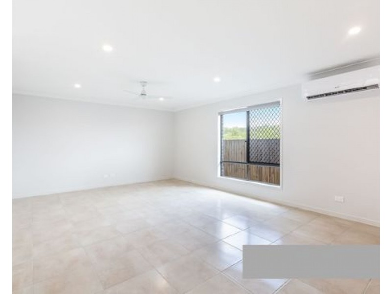 7 Midnight Cres, Spring Mountain QLD 4124