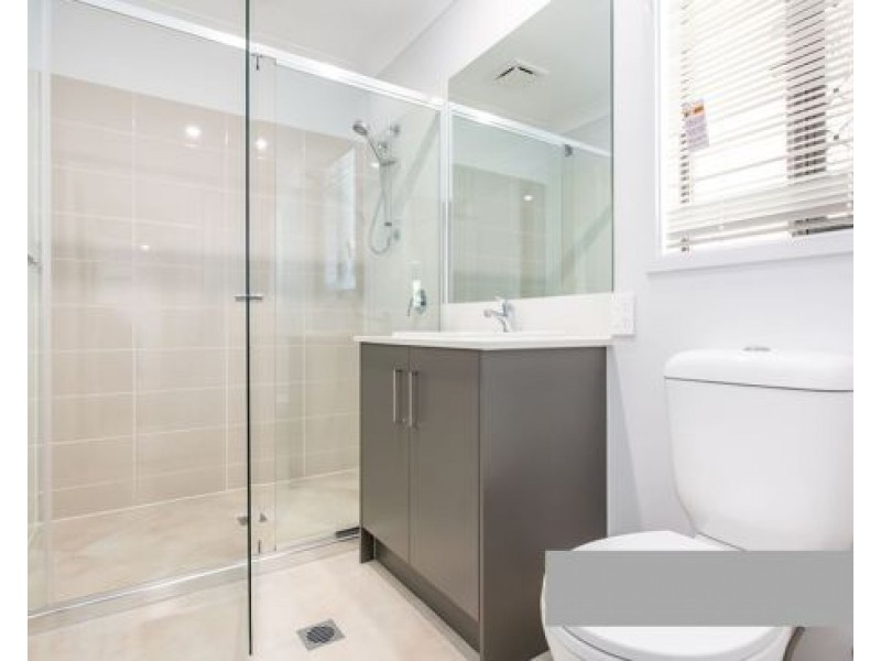 7 Midnight Cres, Spring Mountain QLD 4124