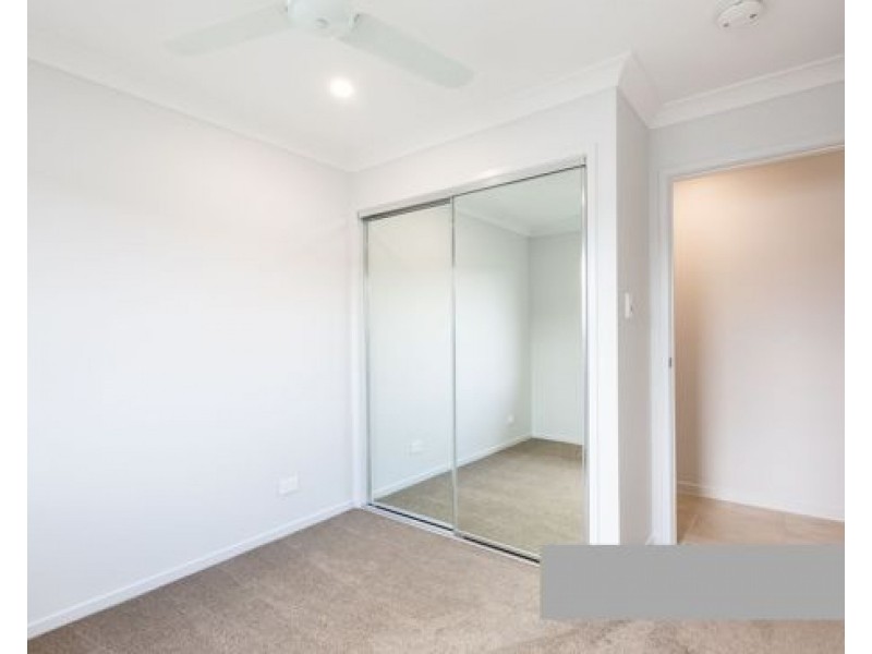 7 Midnight Cres, Spring Mountain QLD 4124