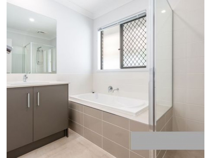 7 Midnight Cres, Spring Mountain QLD 4124