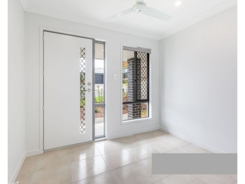 7 Midnight Cres, Spring Mountain QLD 4124