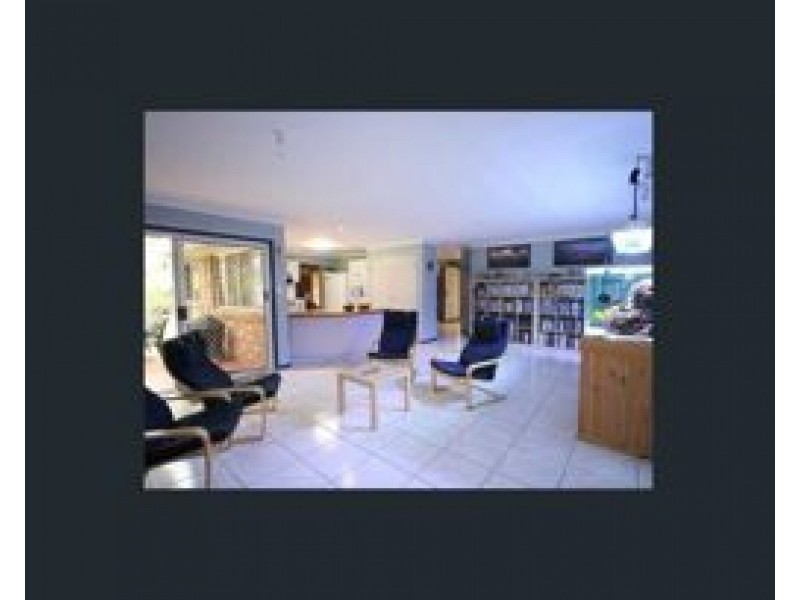 64 Bannockburn Cres, Parkinson QLD 4115