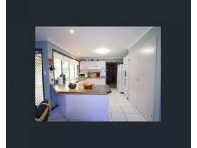 64 Bannockburn Cres, Parkinson QLD 4115