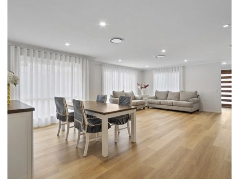 8 lexington place, Wishart QLD 4122