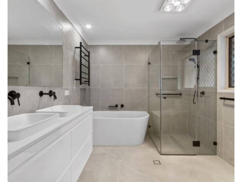 8 lexington place, Wishart QLD 4122