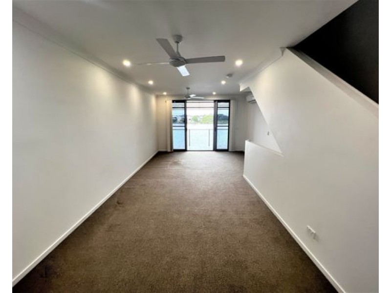 8/3028 The Boulevard, Carrara QLD 4211