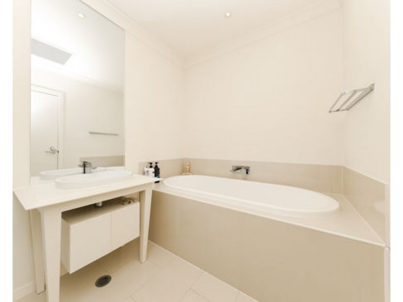 63 Easthill Dr, Robina QLD 4226