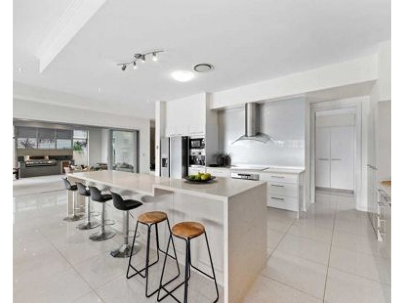 5 ROYAL ALBERT CRESCENT, Sovereign Islands QLD 4216