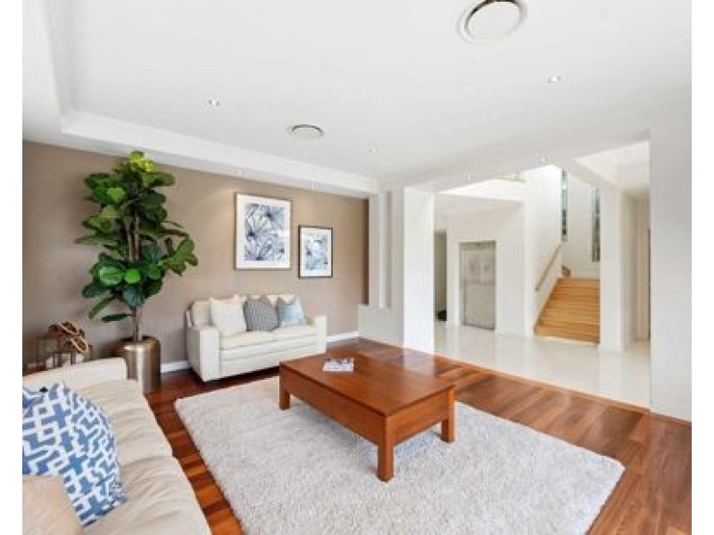 5 ROYAL ALBERT CRESCENT, Sovereign Islands QLD 4216