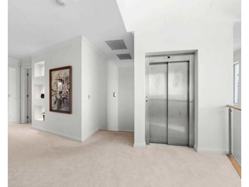5 ROYAL ALBERT CRESCENT, Sovereign Islands QLD 4216