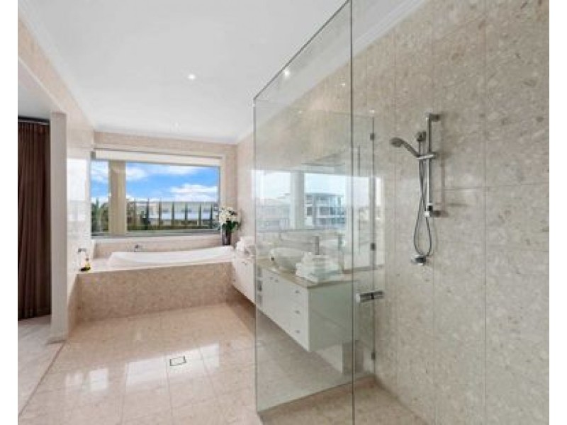 5 ROYAL ALBERT CRESCENT, Sovereign Islands QLD 4216
