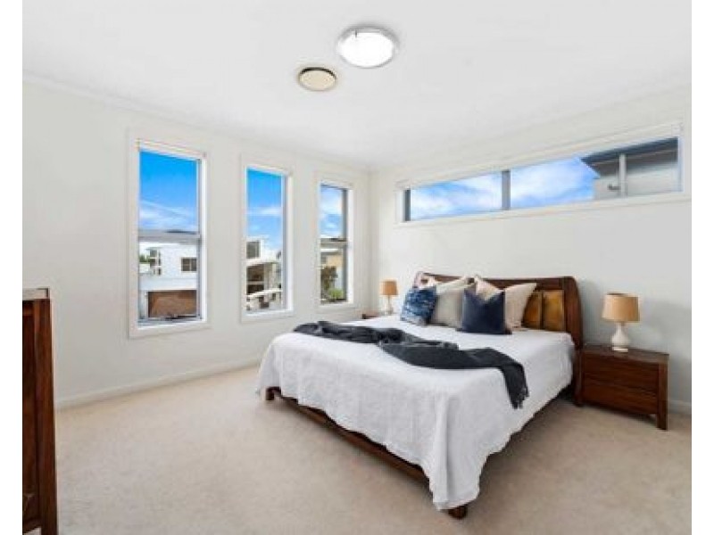 5 ROYAL ALBERT CRESCENT, Sovereign Islands QLD 4216