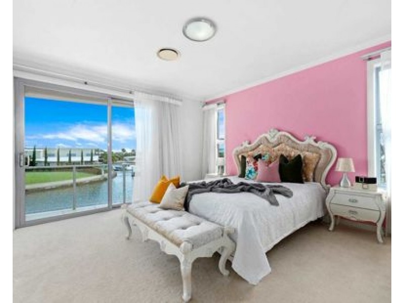 5 ROYAL ALBERT CRESCENT, Sovereign Islands QLD 4216