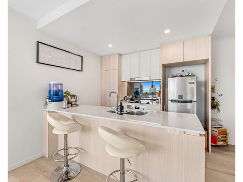 504/266 Stanhill Drive, Chevron Island QLD 4217