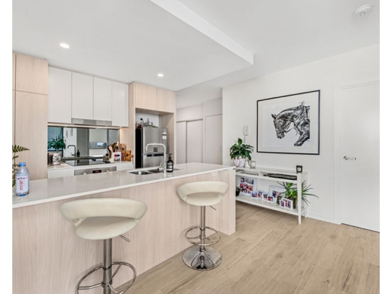 504/266 Stanhill Drive, Chevron Island QLD 4217