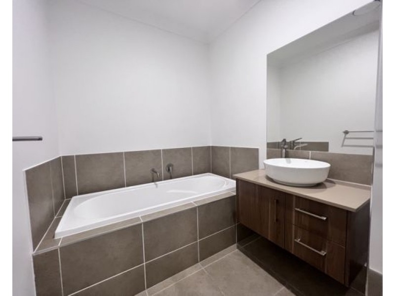 9 Claireview Street, Logan Reserve QLD 4133