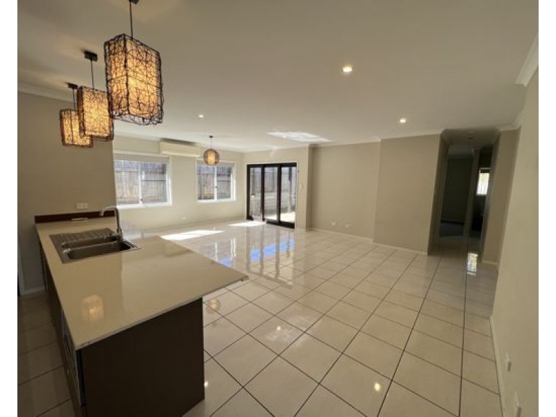 54 Pioneer Dr, Kuraby QLD 4112