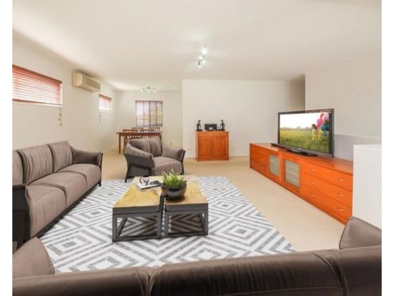 15 FAIR ST, Wishart QLD 4122