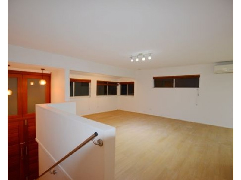 15 FAIR ST, Wishart QLD 4122