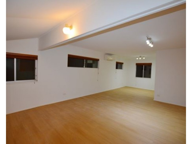 15 FAIR ST, Wishart QLD 4122