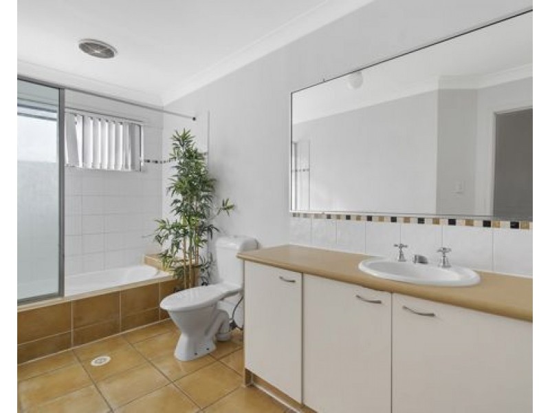 15/31 Archipelago Street, Pacific Pines QLD 4211