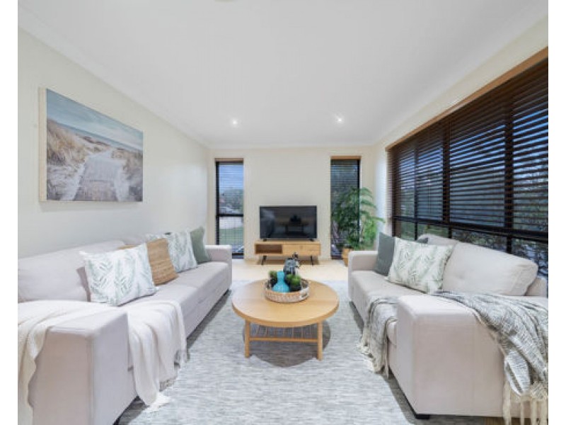 8 Fitzalan Circuit, Arundel QLD 4214