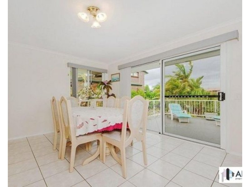 4 seafoam close, Varsity Lakes QLD 4227