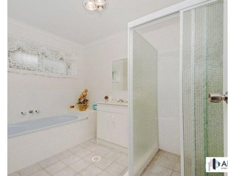 4 seafoam close, Varsity Lakes QLD 4227