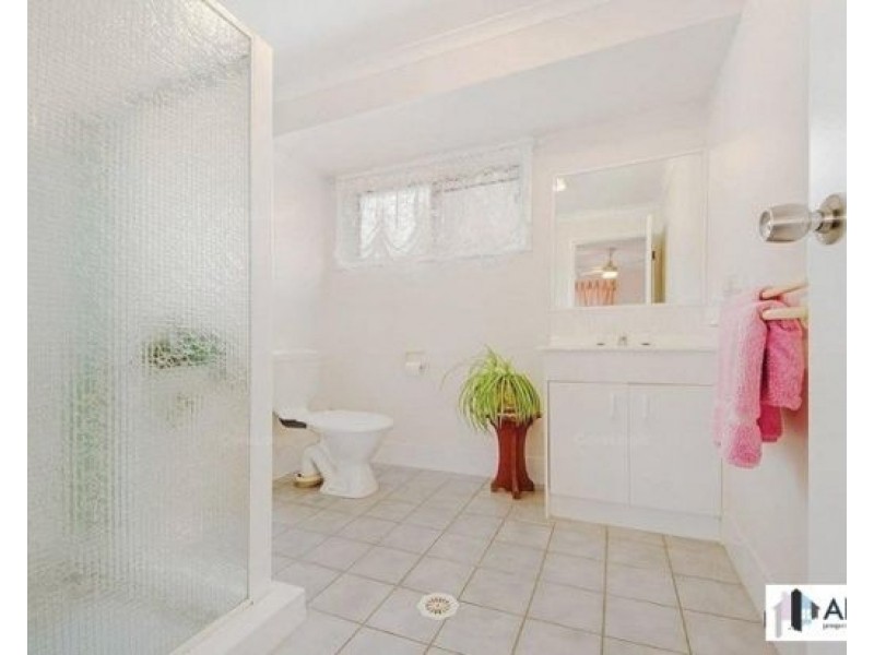 4 seafoam close, Varsity Lakes QLD 4227