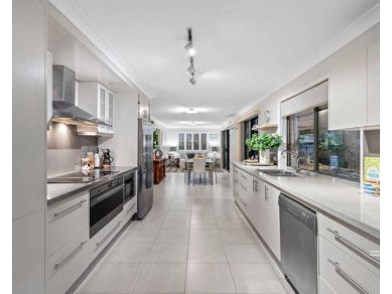 1 brodick street, Carindale QLD 4152