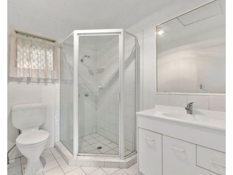 2A/57 Crown st, Holland Park West QLD 4121