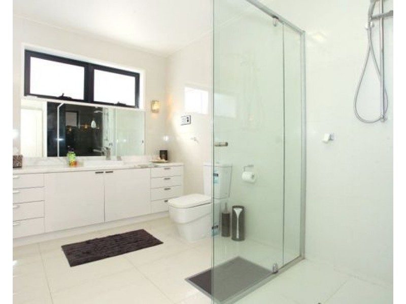 37 Volante Crescent, Mermaid Waters QLD 4218