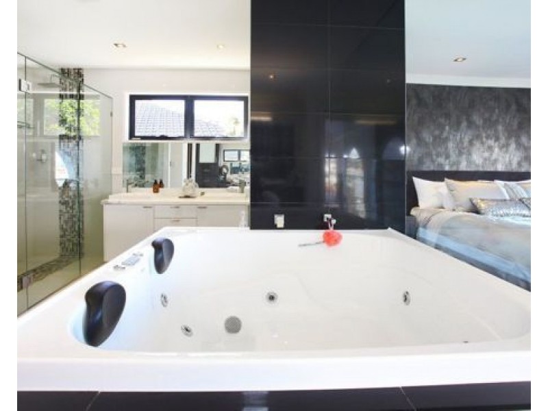 37 Volante Crescent, Mermaid Waters QLD 4218