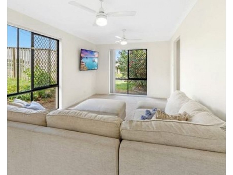 7 BEAUMONT CRES, Pacific Pines QLD 4211