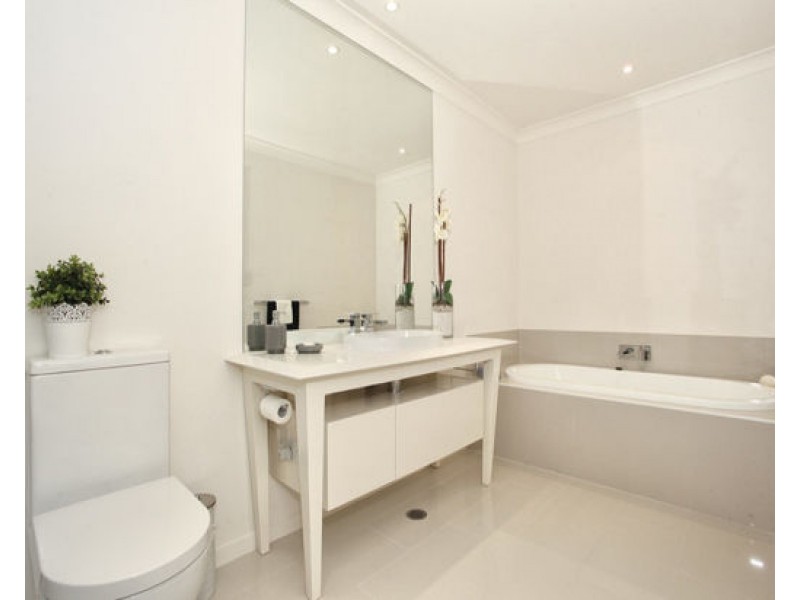 166 North Hill Drive, Robina QLD 4226