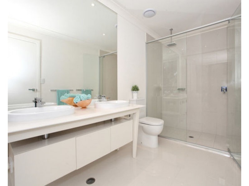 166 North Hill Drive, Robina QLD 4226